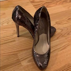 Silver sparkle pumps!